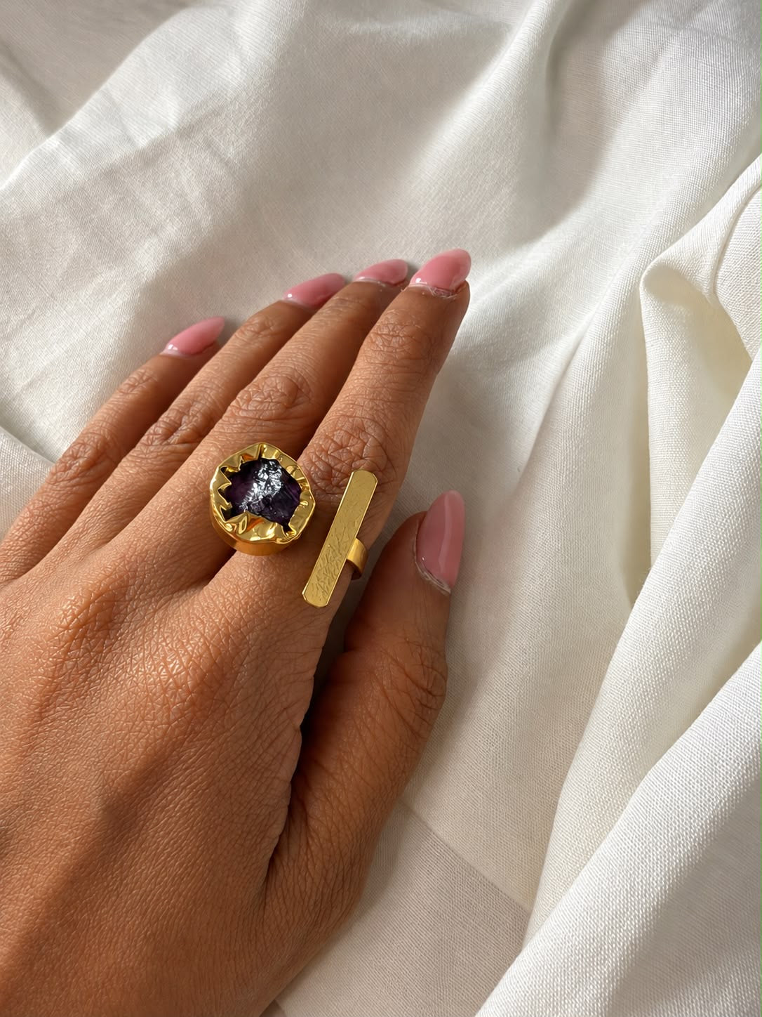 Ada Ring featuring a black natural stone opposite a gold-finish bar