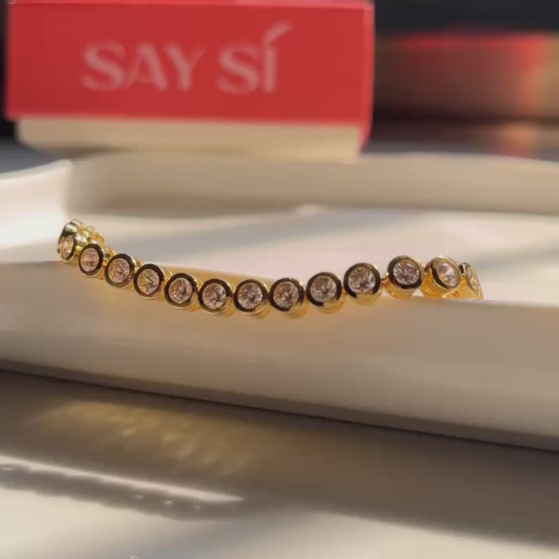 Small Glows Bracelet with a Say Si box shinning in sunlight on a white tray
